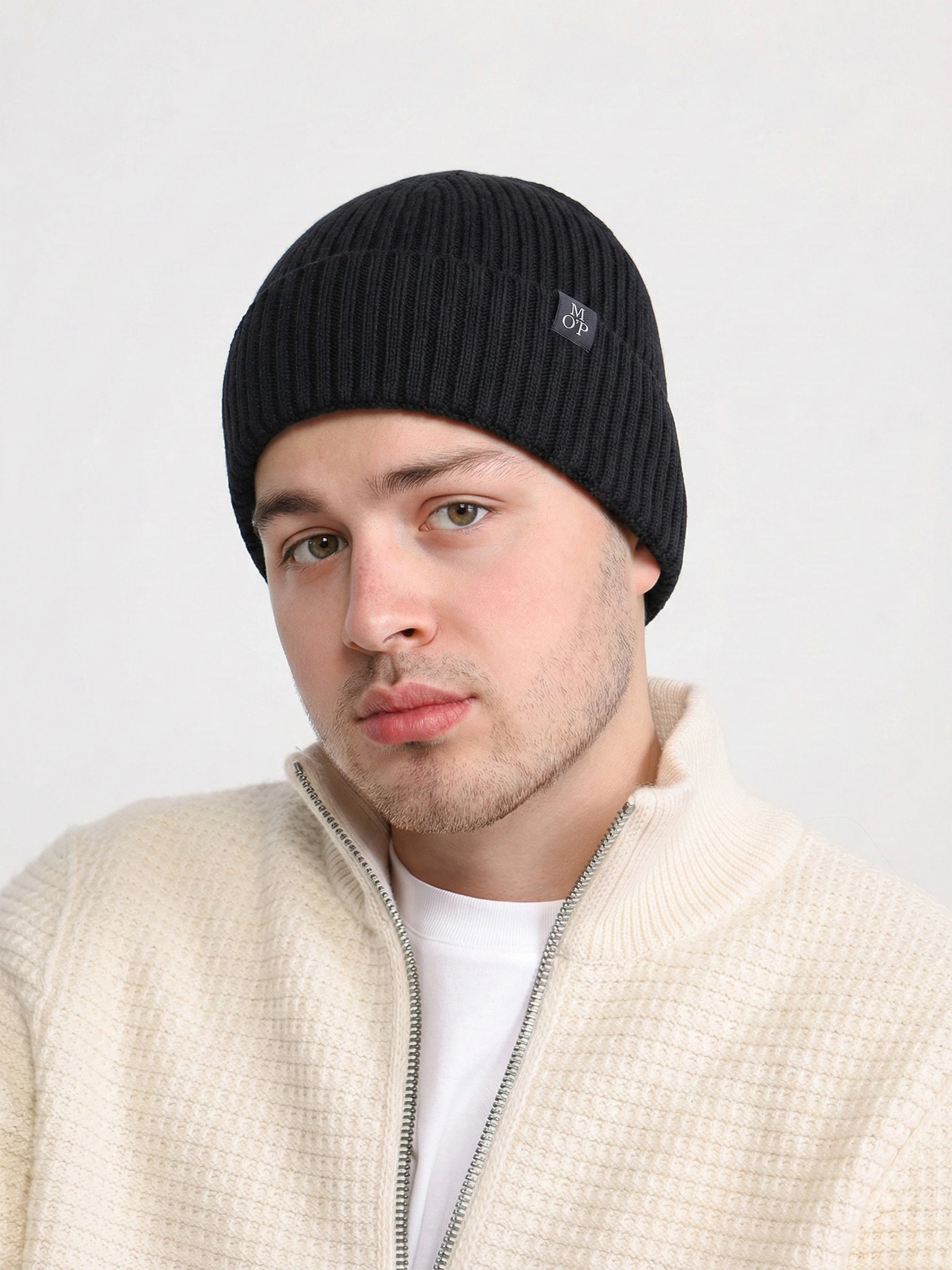 Шапка-бини черного цвета с отворотом из хлопка